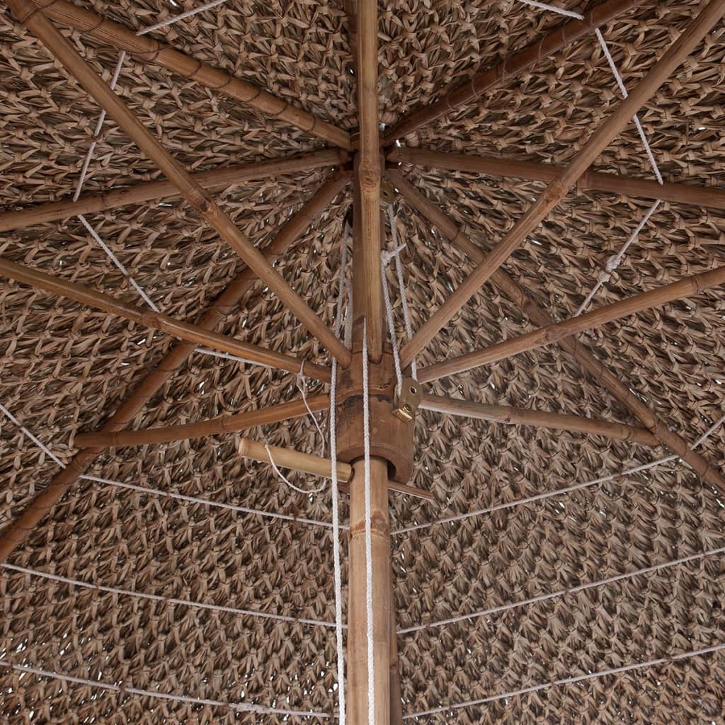 Parasol en bambou avec toit en feuille de bananier