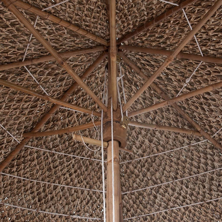 Parasol en bambou avec toit en feuille de bananier